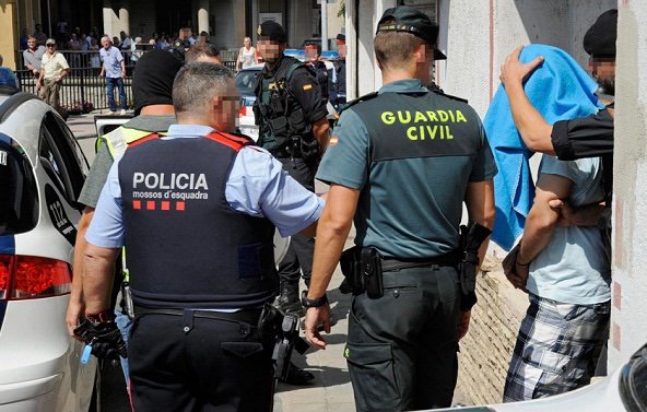 الحرس المدني الإسباني شْدو عصابة جزائرية خطيرة كَتاجْر فالبشر وتهريب المخدرات.