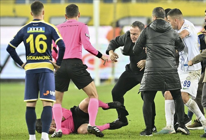 استقالة رئيس نادي “أنقرة غوجو” التركي إثر اعتدائه على حكم