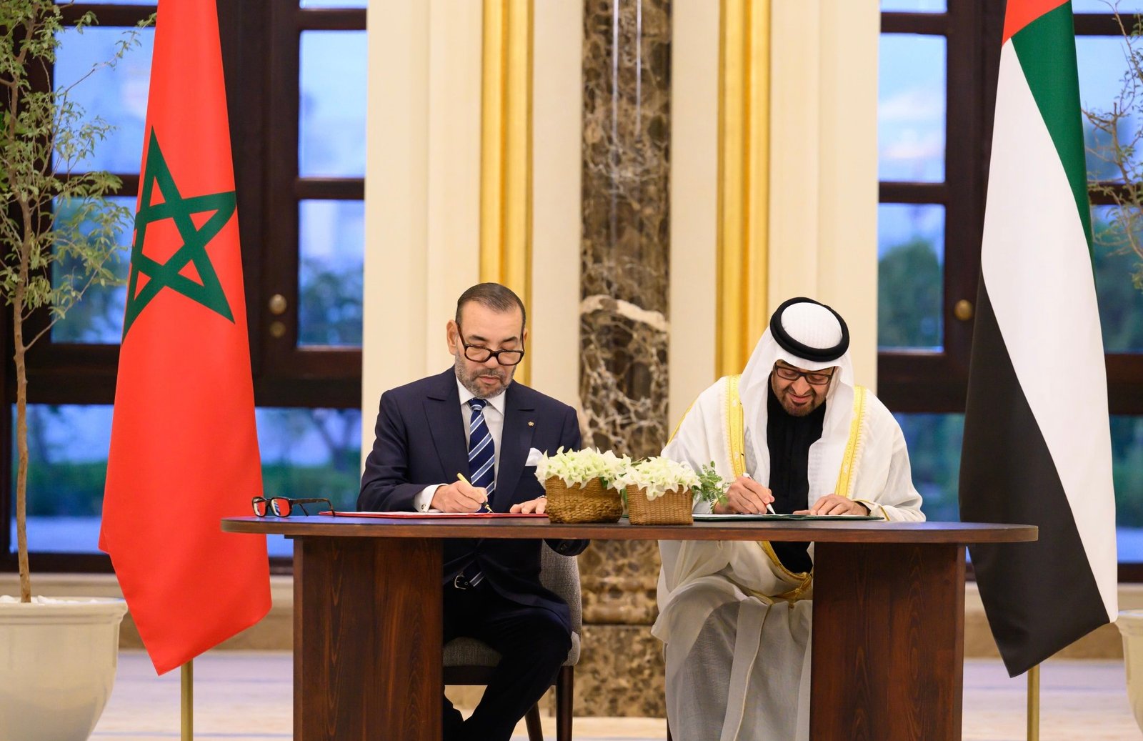 جلالة الملك ورئيس دولة الإمارات العربية المتحدة يوقعان بأبوظبي إعلان “نحو شراكة مبتكرة ومتجددة وراسخة بين المملكة المغربية ودولة الإمارات العربية المتحدة”