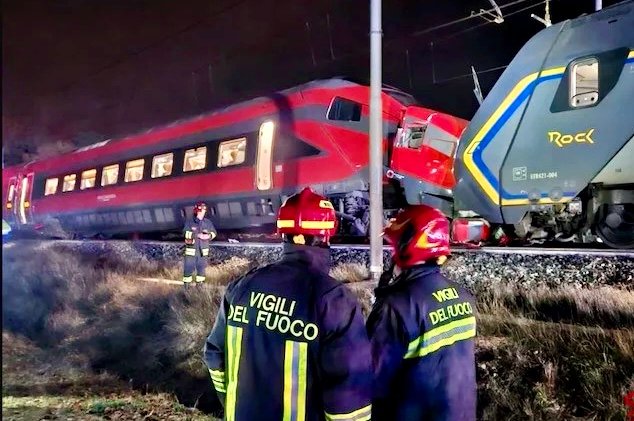 17 جريحاً على الأقلّ في تصادم قطارين في إيطاليا