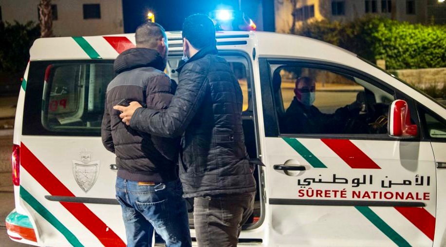 ياربي السلامة هادشي كَا يخلعْ .. البوليس شْدو واحد قْتْل الأُم دْيَالو و مْراتو و وكان ناوي يْهرب