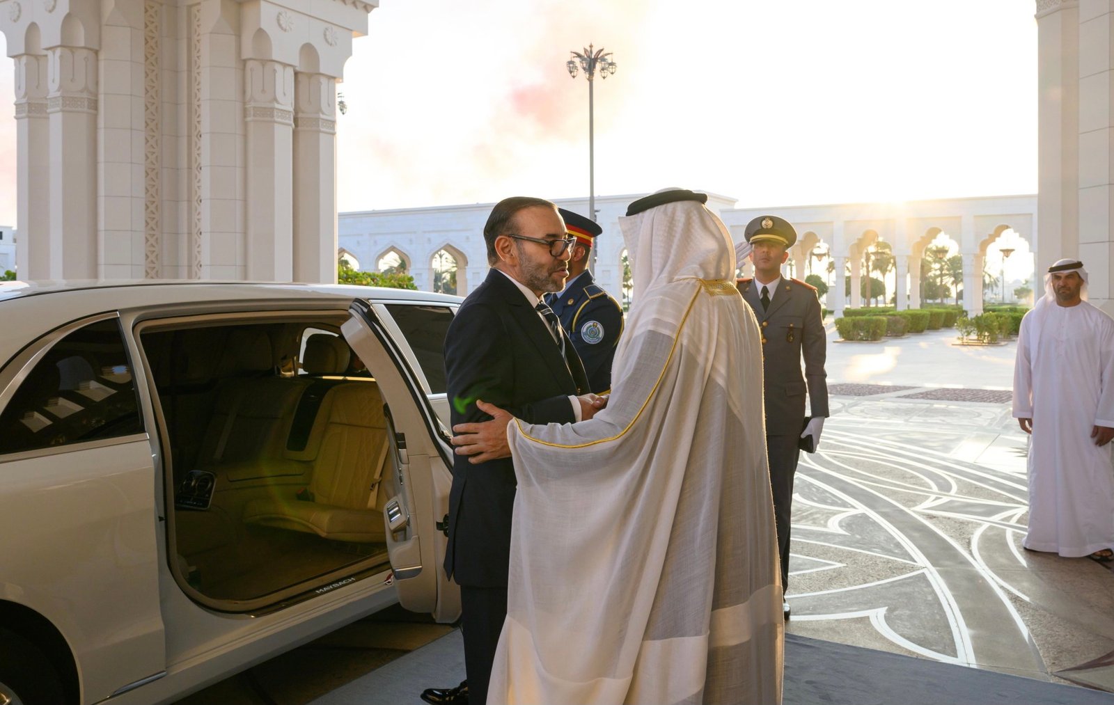 الملك محمد السادس يجري مباحثات على انفراد مع رئيس دولة الإمارات العربية المتحدة