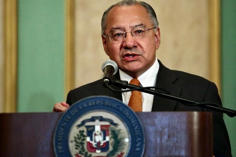 اعتقال سفير أمريكي سابق بعد اتهامه بالتجسس لكوبا