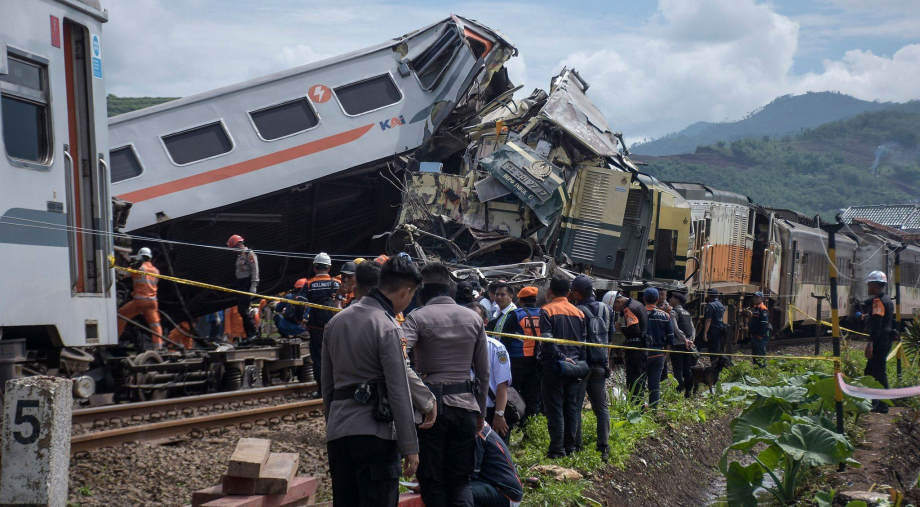 3 قتلى و28 جريحا في حادث تصادم بين قطارين بإندونيسيا