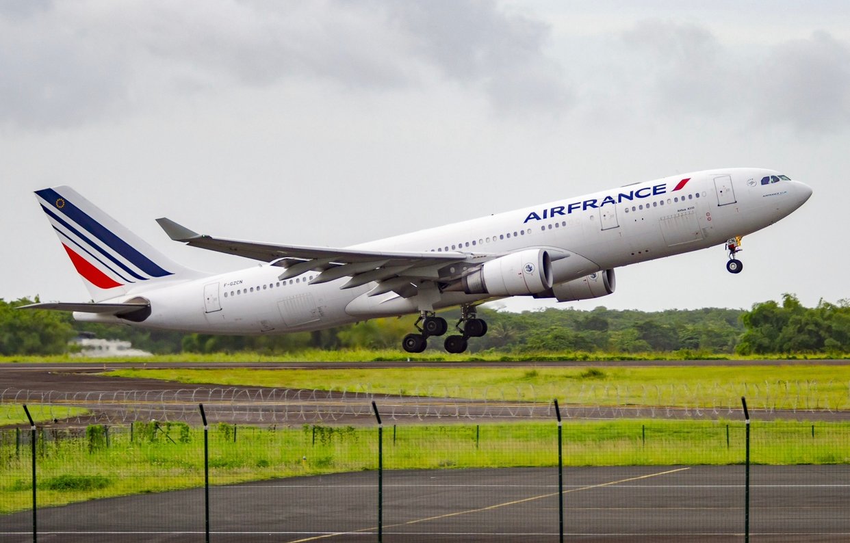 فرنسا .. تعليق الرحلات بمطار بريست بسبب الصاعقة