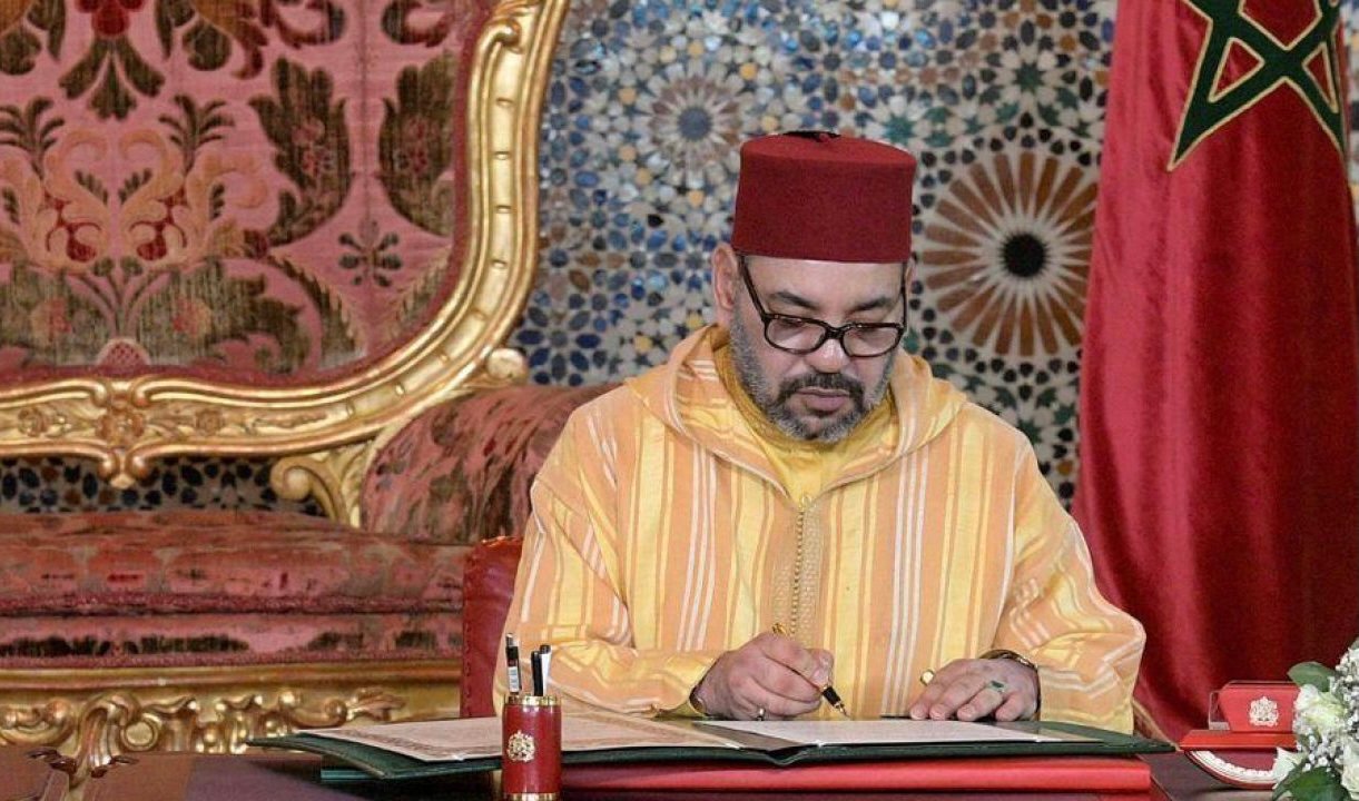 الملك يعزي أسرة الراحل النقيب عبد العزيز بنزاكور