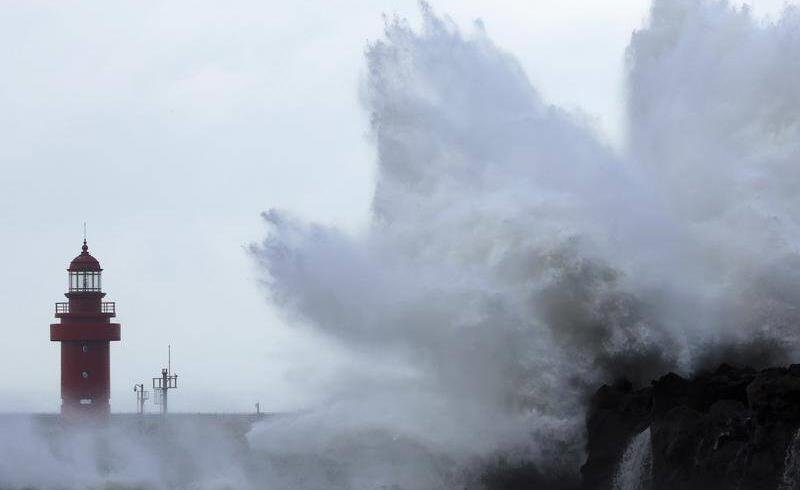 انذار من تسونامي محتمل بعد زلزال كبير في وسط اليابان