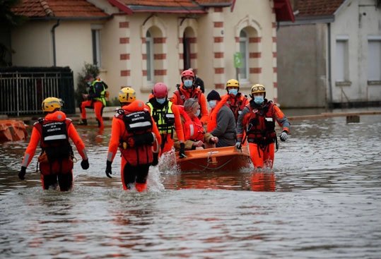 إجلاء قرابة 200 شخص بسبب الفيضانات في فرنسا