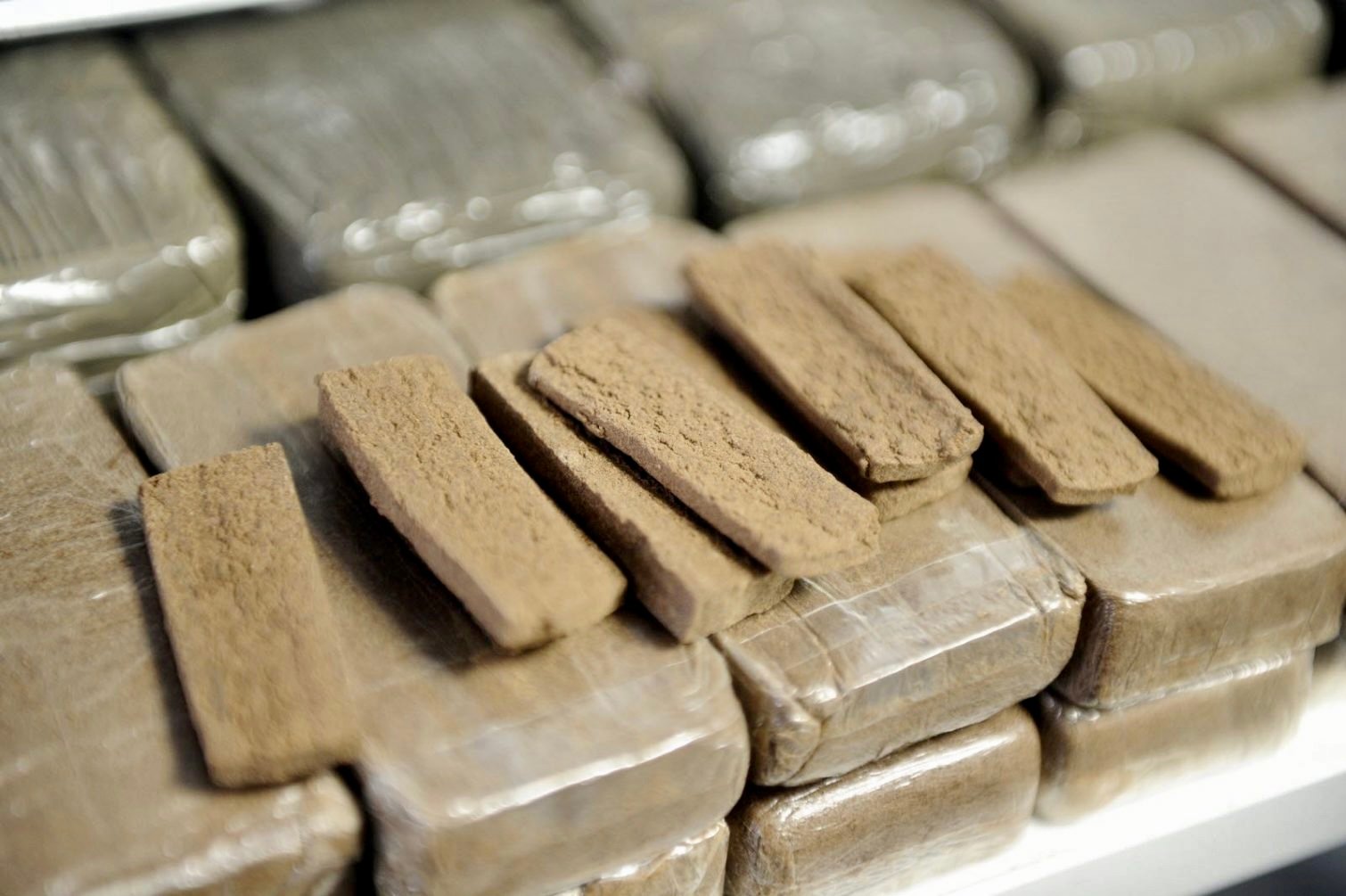 البُوليسْ والجمارك قَرْقْبو على مَغربي حصْلوه مْهرب الحشيش فْـ معبر سبتة