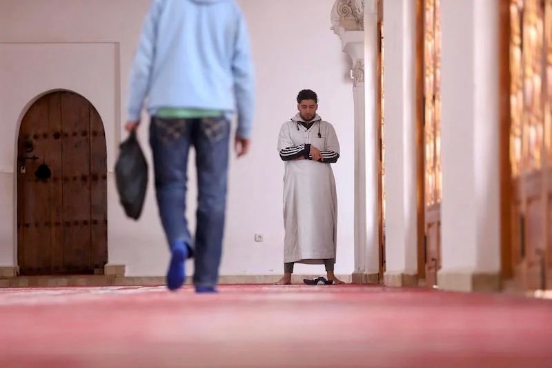 بوليس الراشدية شْدو “مُختَل عَقلي” دخل للمسجد ودار حالة فيه والناس تا يصليو ..