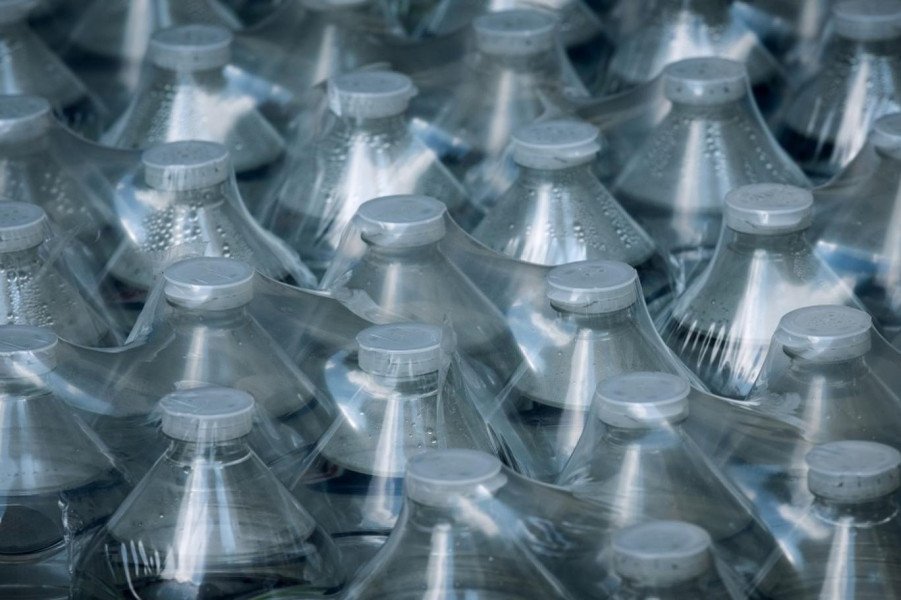 دراسة.. كل لتر من المياه المعبأة يحتوي على مئات الآلاف من جزيئات البلاستيك