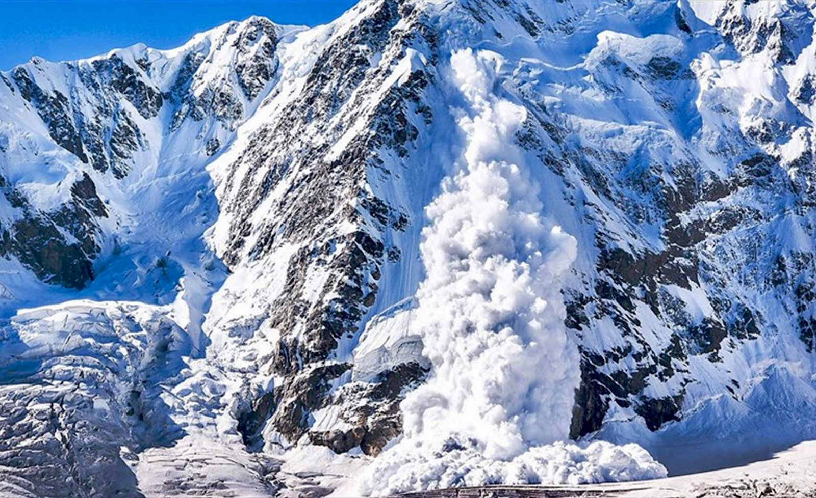 مصرع 25 شخصا على الأقل إثر انهيار ثلجي بأفغانستان