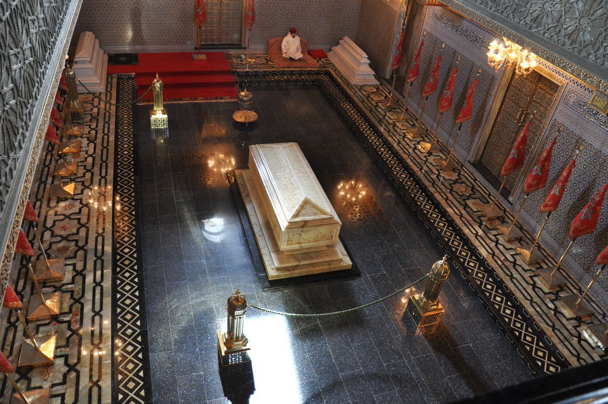 وزير الدفاع الوطني الروماني يزور ضريح محمد الخامس