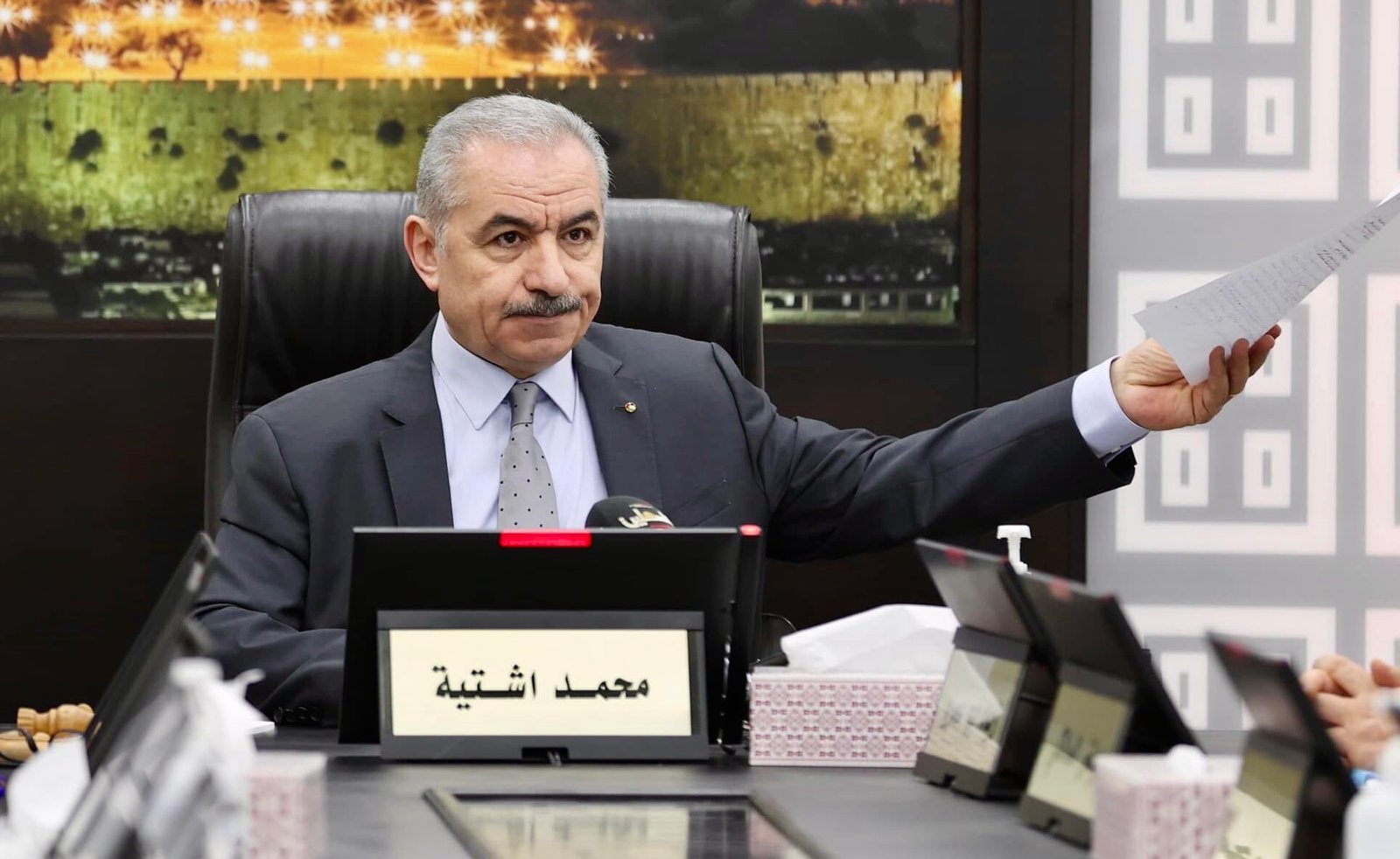 رئيس الوزراء الفلسطيني يقدم استقالة حكومته للرئيس عباس