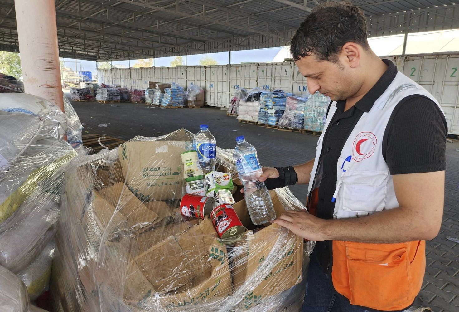 الأونروا: غزة تعاني نقصا حادا في الماء والغذاء والدواء