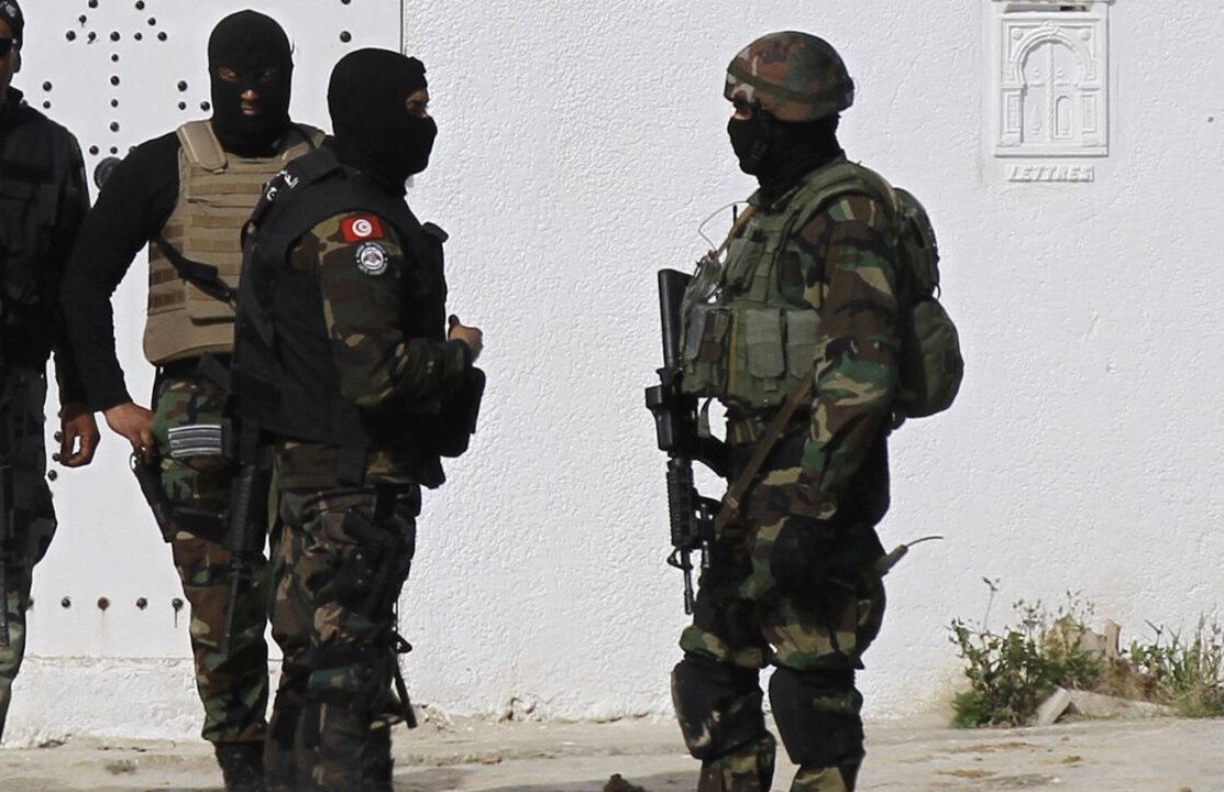 توقيف إرهـ ابي في تونس بحوزته أسلحة وحزام ناسف على الحدود مع الجزائر