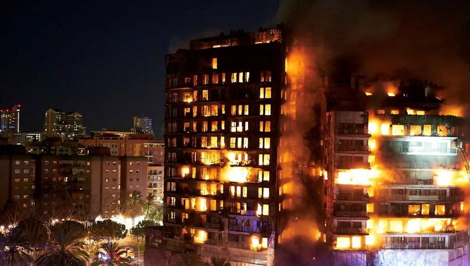 مصرع 4 أشخاص على الأقل في حـ ريق بإسبانيا