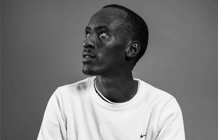 حادث سير مأساوي ينهي حياة العداء الكيني كيلفن كيبتوم، حامل الرقم القياسي العالمي للماراثون