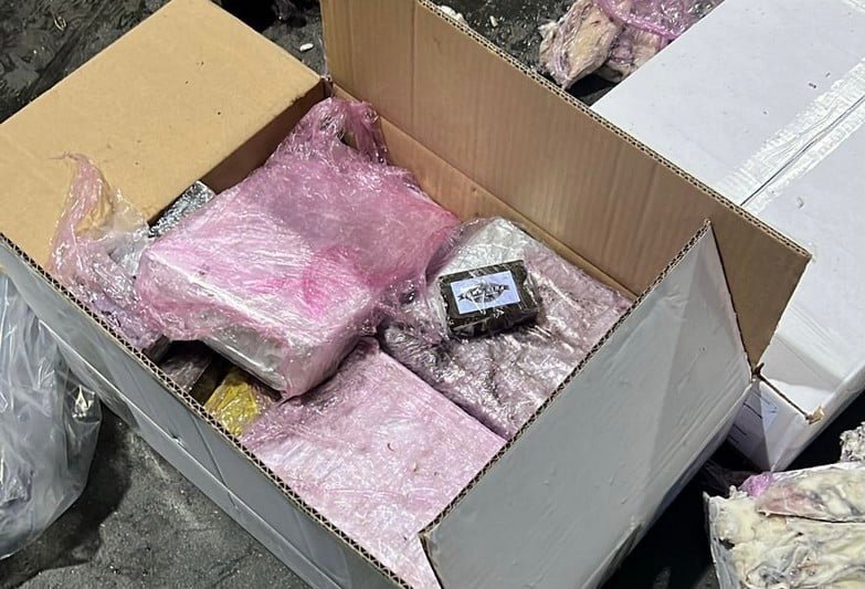 قَرقبُوا عليهْ ..البُوليس والجَمارك شْدُو مغربي مْهرب كمية كبيرة ديال المُخدرات فـْ ميناء طنجة