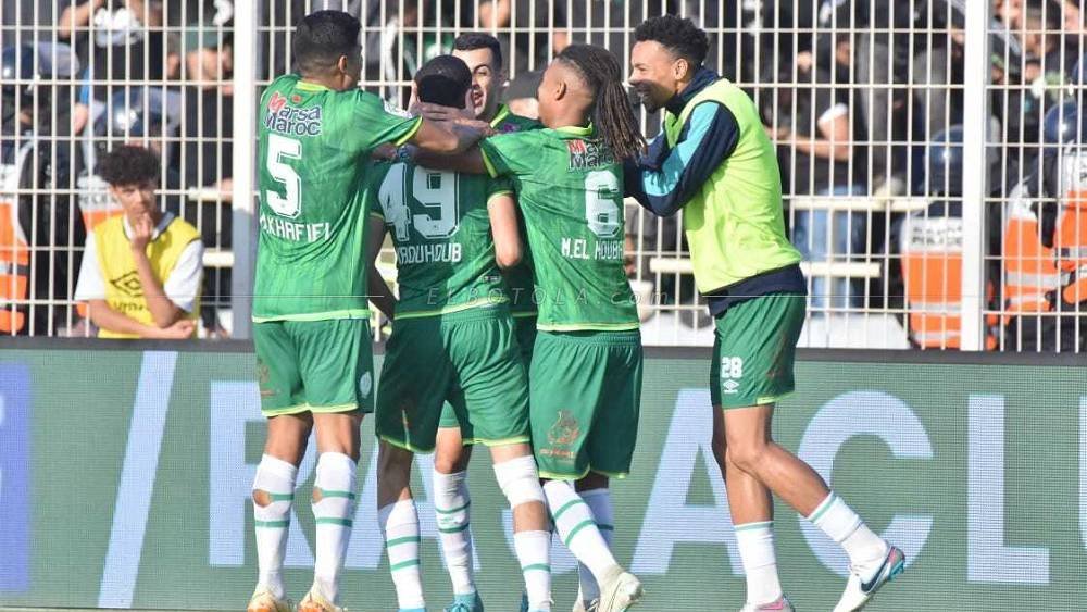 الرجاء ينتصر على حسنية أكادير ويتصدر الترتيب مؤقتًا
