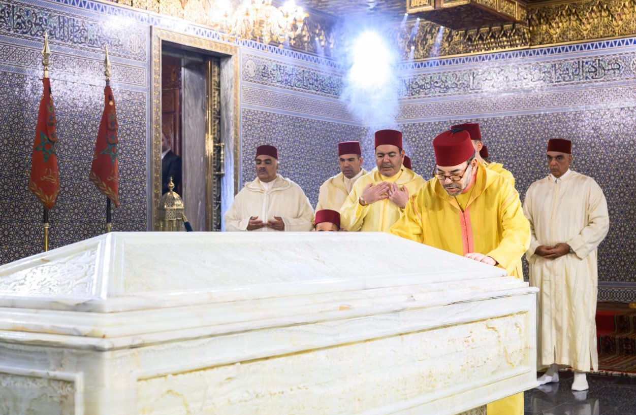 الملك محمد السادس يترحم على روح المغفور له الملك محمد الخامس