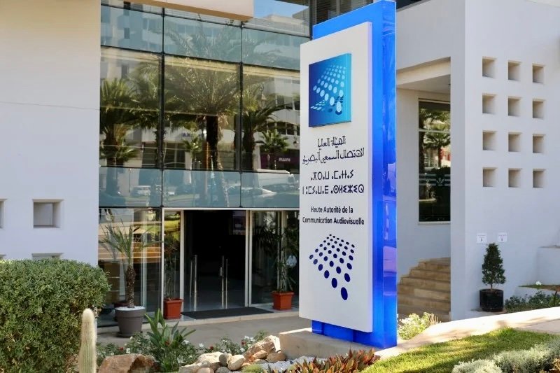 الهاكا” تدعو إلى صون حق المواطن في مضامين إعلامية يقظة وآمنة”