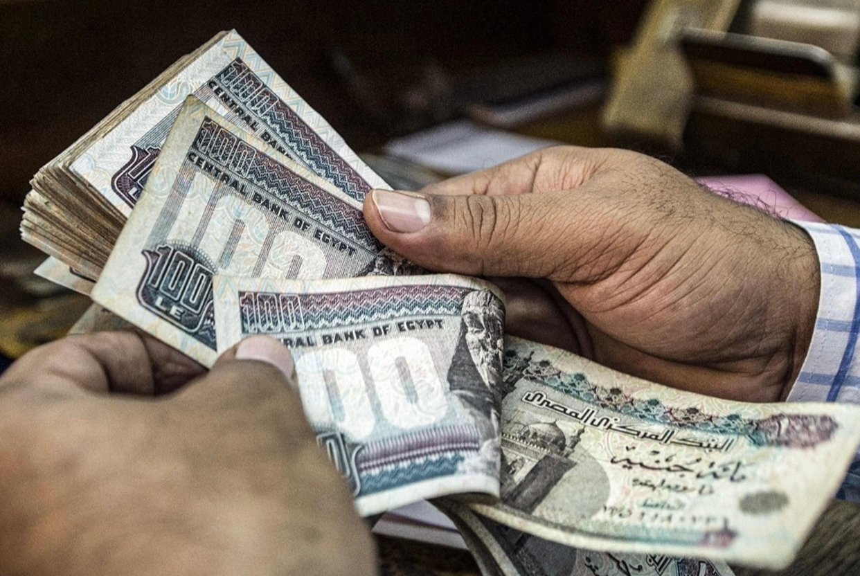 الجنيه المصري يخسر ثلث قيمته أمام الدولار