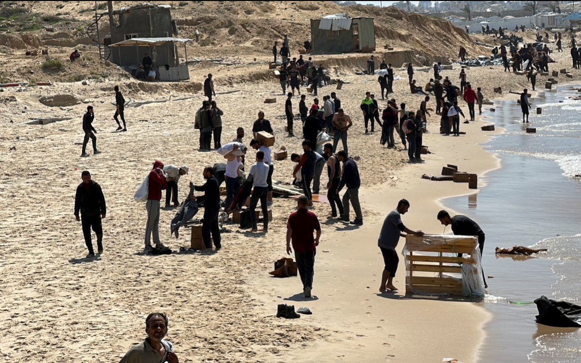 غرق 7 أشخاص أثناء محاولة التقاط مساعدات بغزة