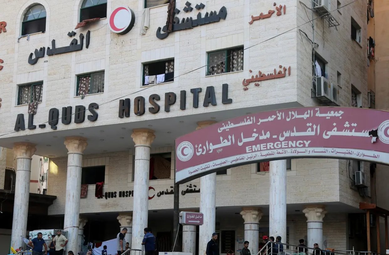 “بيت مال القدس” تسلم تجهيزات لمستشفى الهلال الأحمر