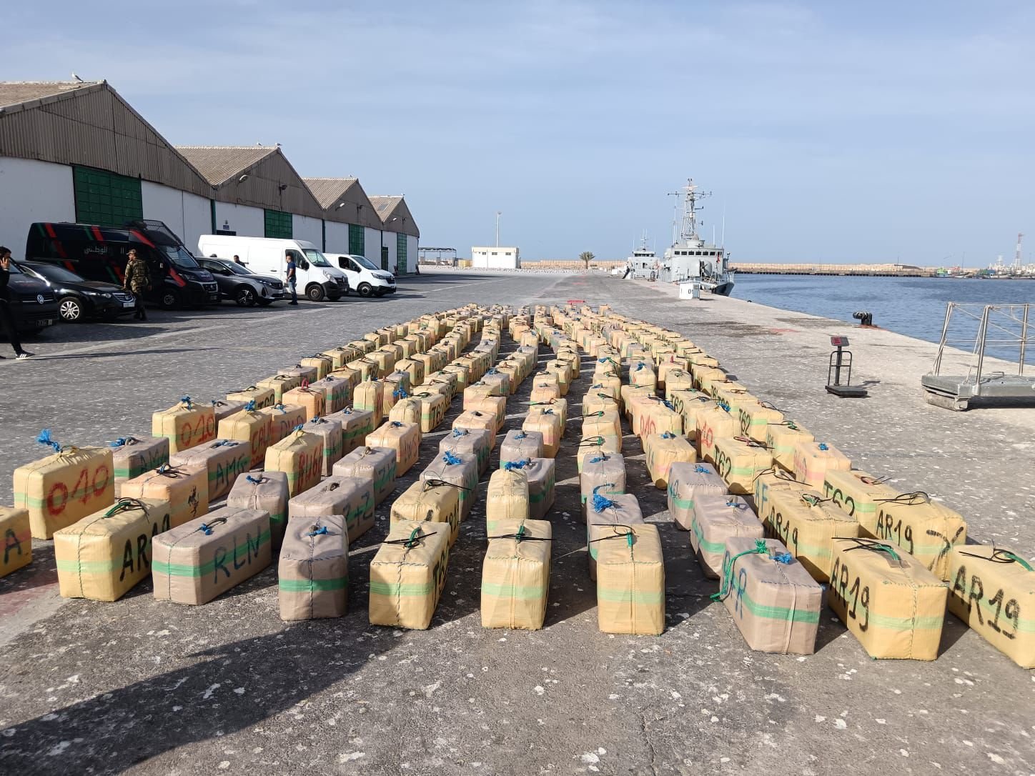 بْرافُو ليهم..البوليس والجمارك قرقبُو على “قارب” هاز كمية كبيرة ديال المُخدرات فْـ أكادير