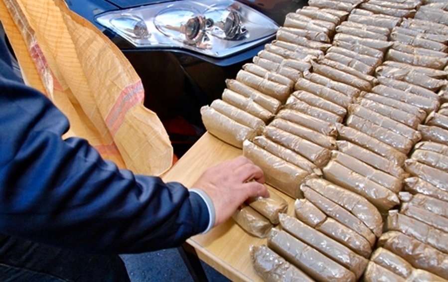 البُوليس والجمارك حصْلو هولندي مهرب 72,4 كلغ من مخدر الشيرا