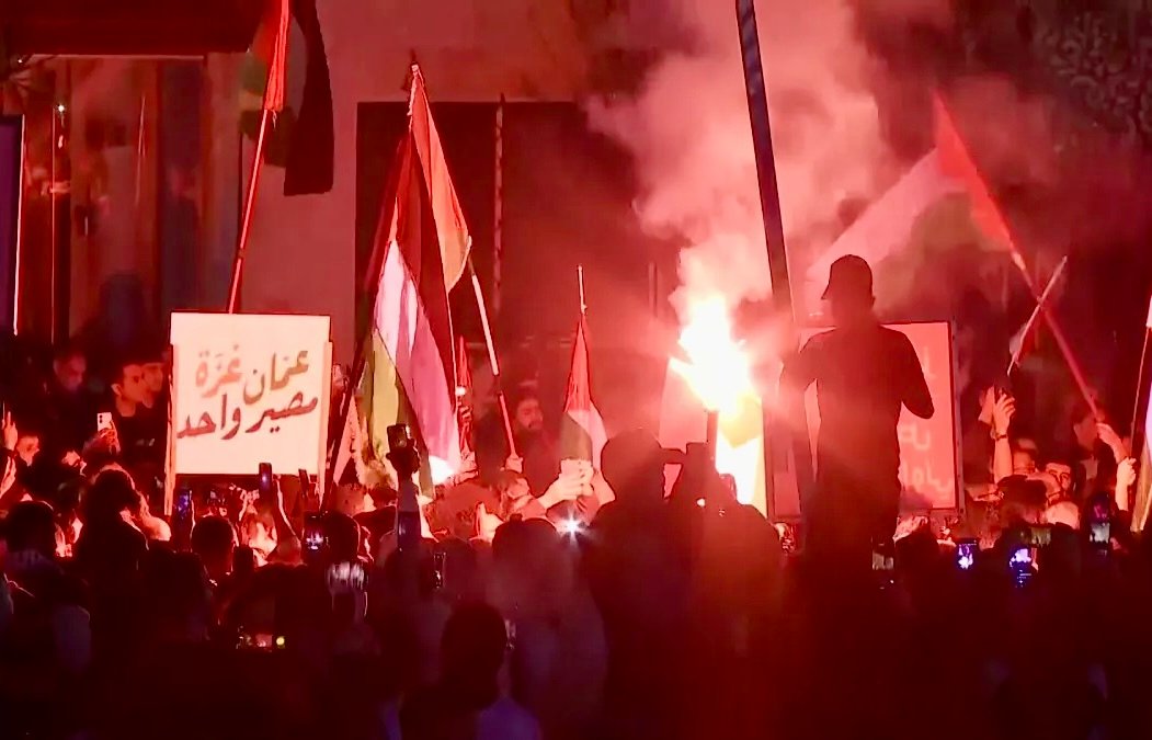 آلاف الأردنيين يتظاهرون قرب سفارة إسرائيل بعمان