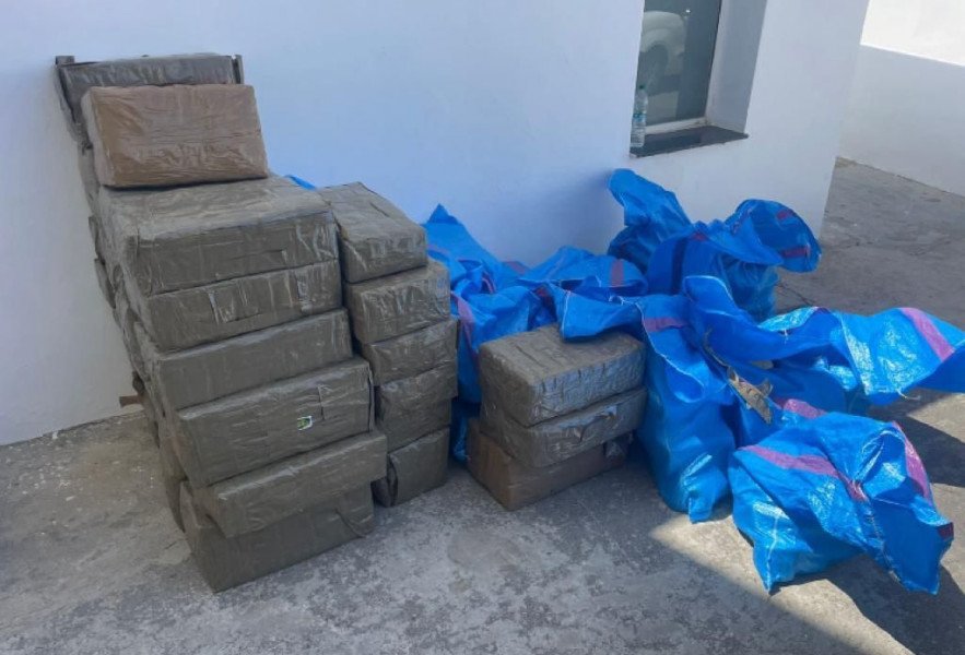 جَاب الربْحة .. البُوليس والجمارك شْدو مغربي فباب سبتة مهَرب كمية كبيرة من “الشيرا”