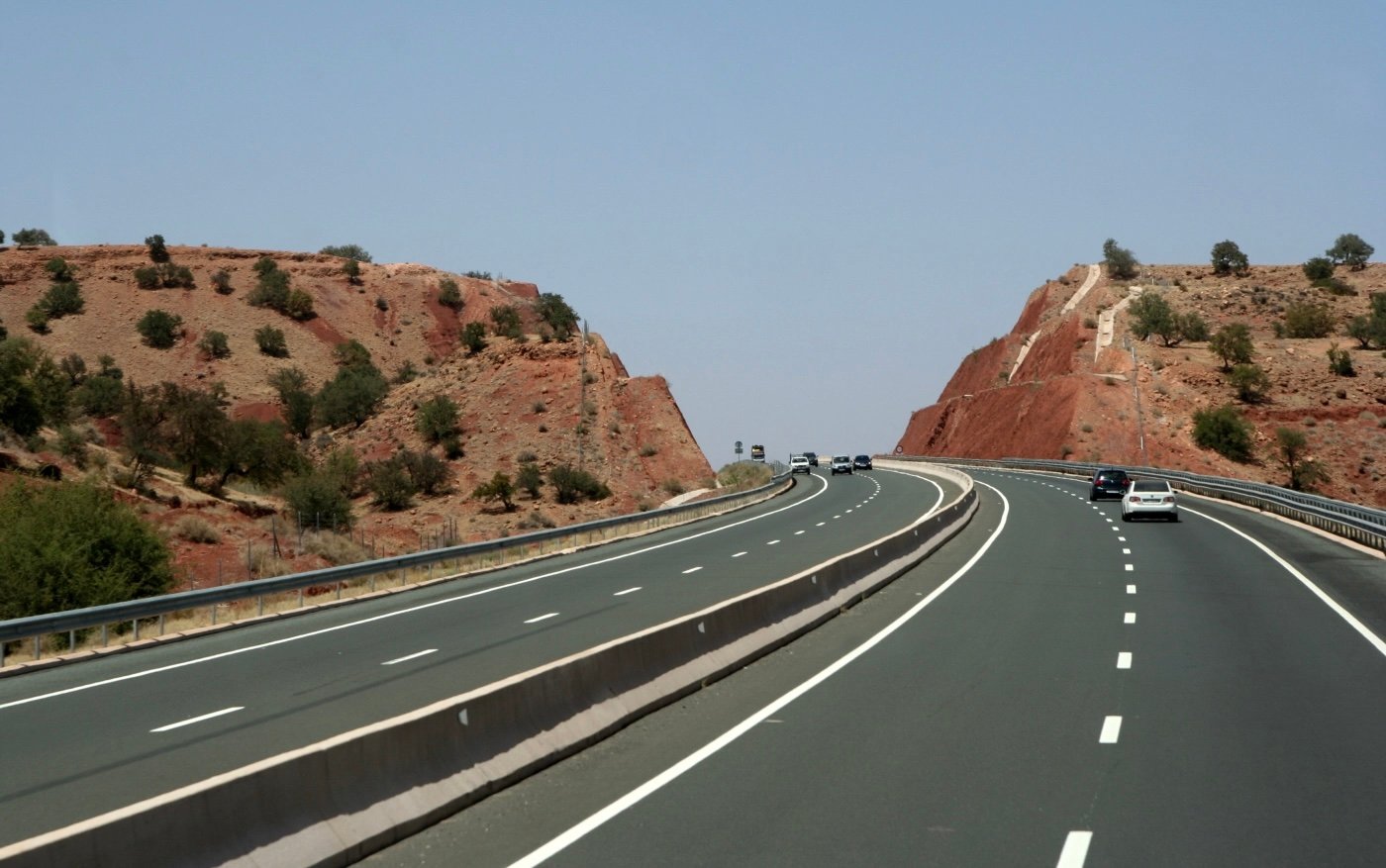 وزارة التجهيز تهيب بمستعملي الطرق توخي الحيطة والحذر