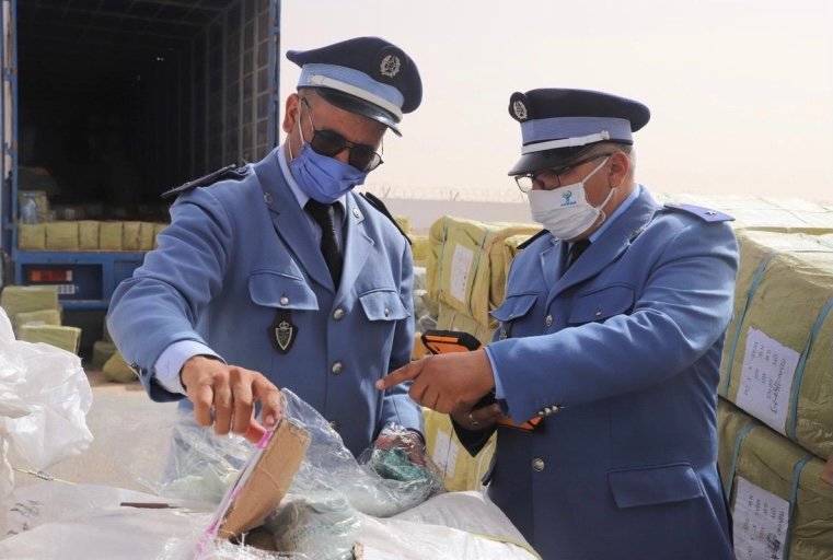 بْرافُو ..البُوليس والجَمارك قَرقْبُوا على مغربي مْهَرب كبية كبيرة ديال المُخدرات بميناء طنجة