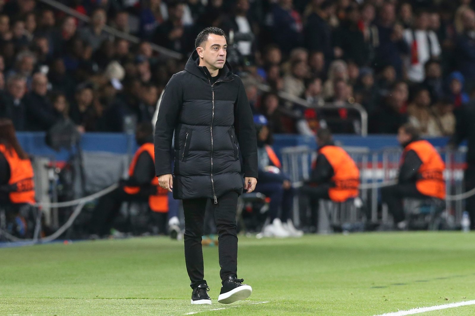 تشافي يعلن بقاءه في برشلونة حتى عام 2025