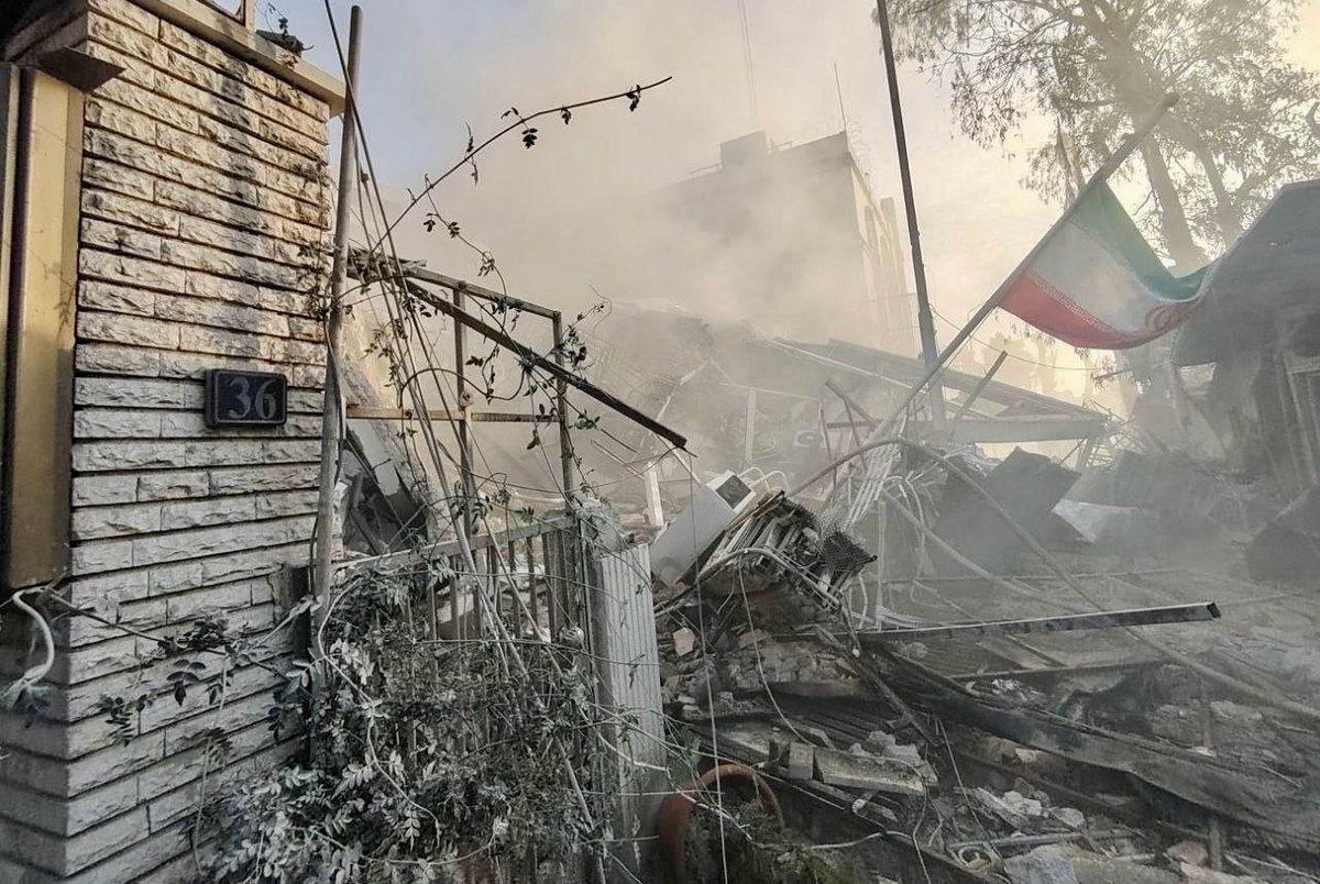 إيران تتوعّد بـ”رد حاسم” على القصف الإسرائيلي لقنصليتها في دمشق