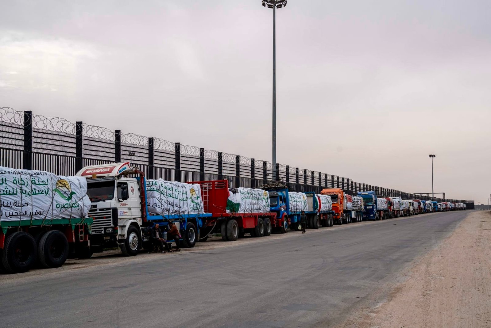 إسرائيل تعلن وصول أول شحنة مساعدات لغزة عبر معبر جديد