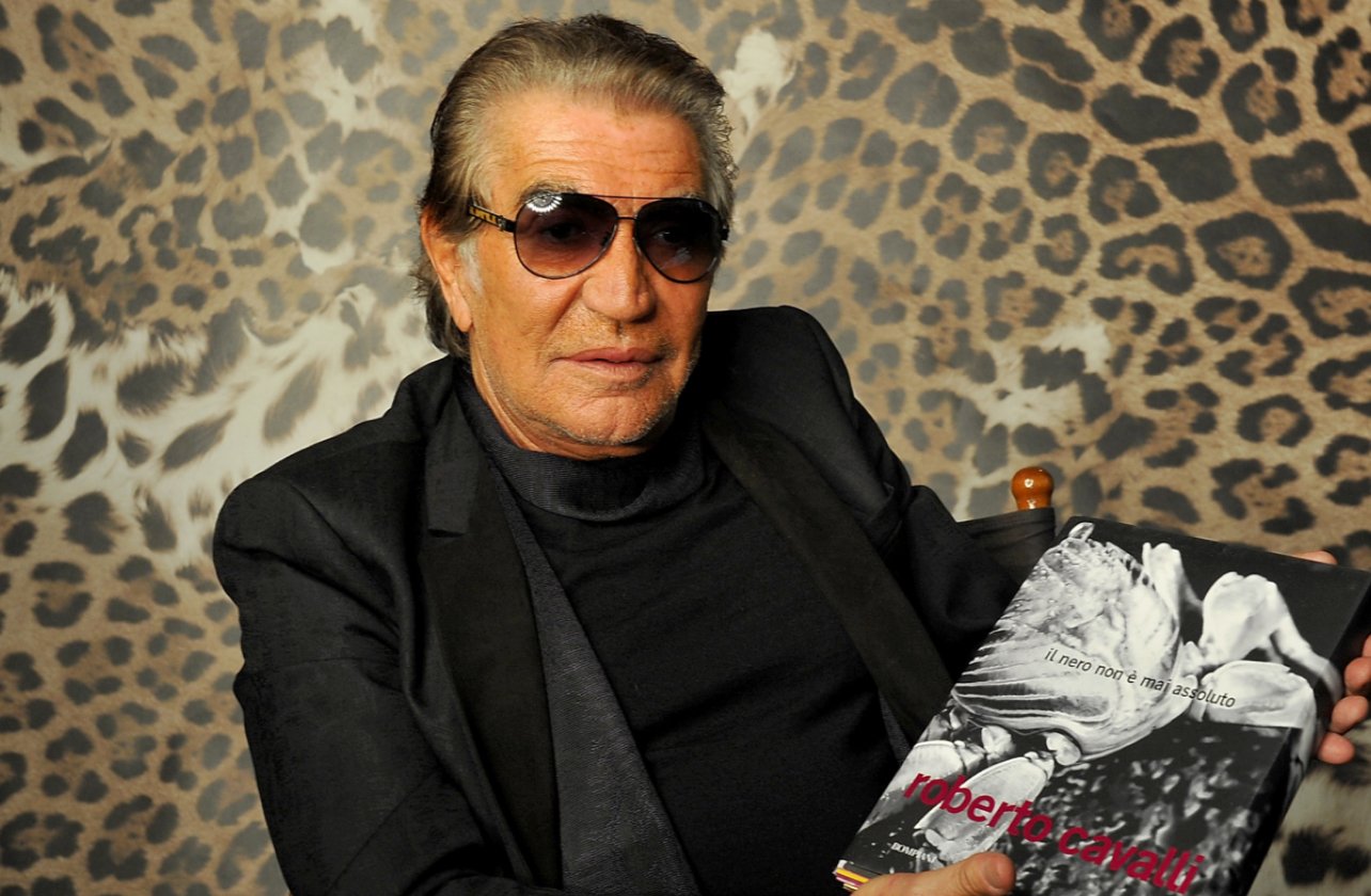 الموت يغيب مصمم إيطاليا روبرتو كافالي