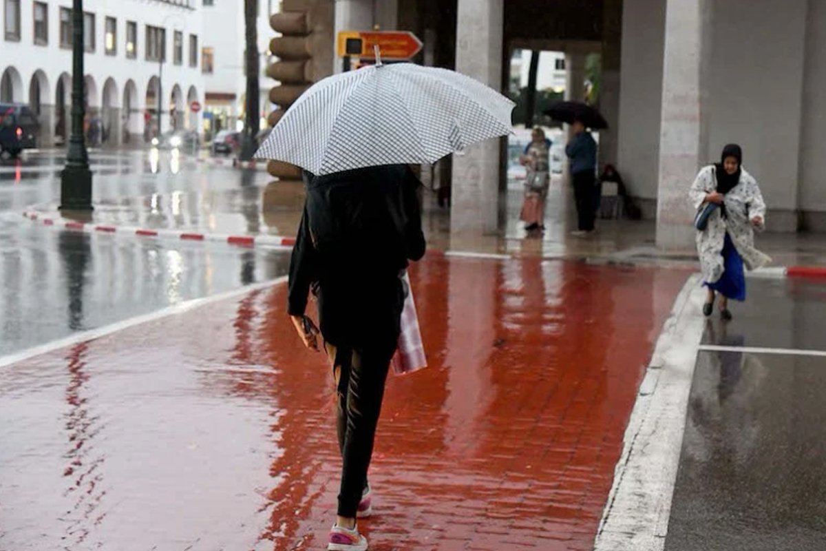 زخات مطرية قوية وهبات رياح قوية مرتقبة السبت بعدد من مناطق المملكة