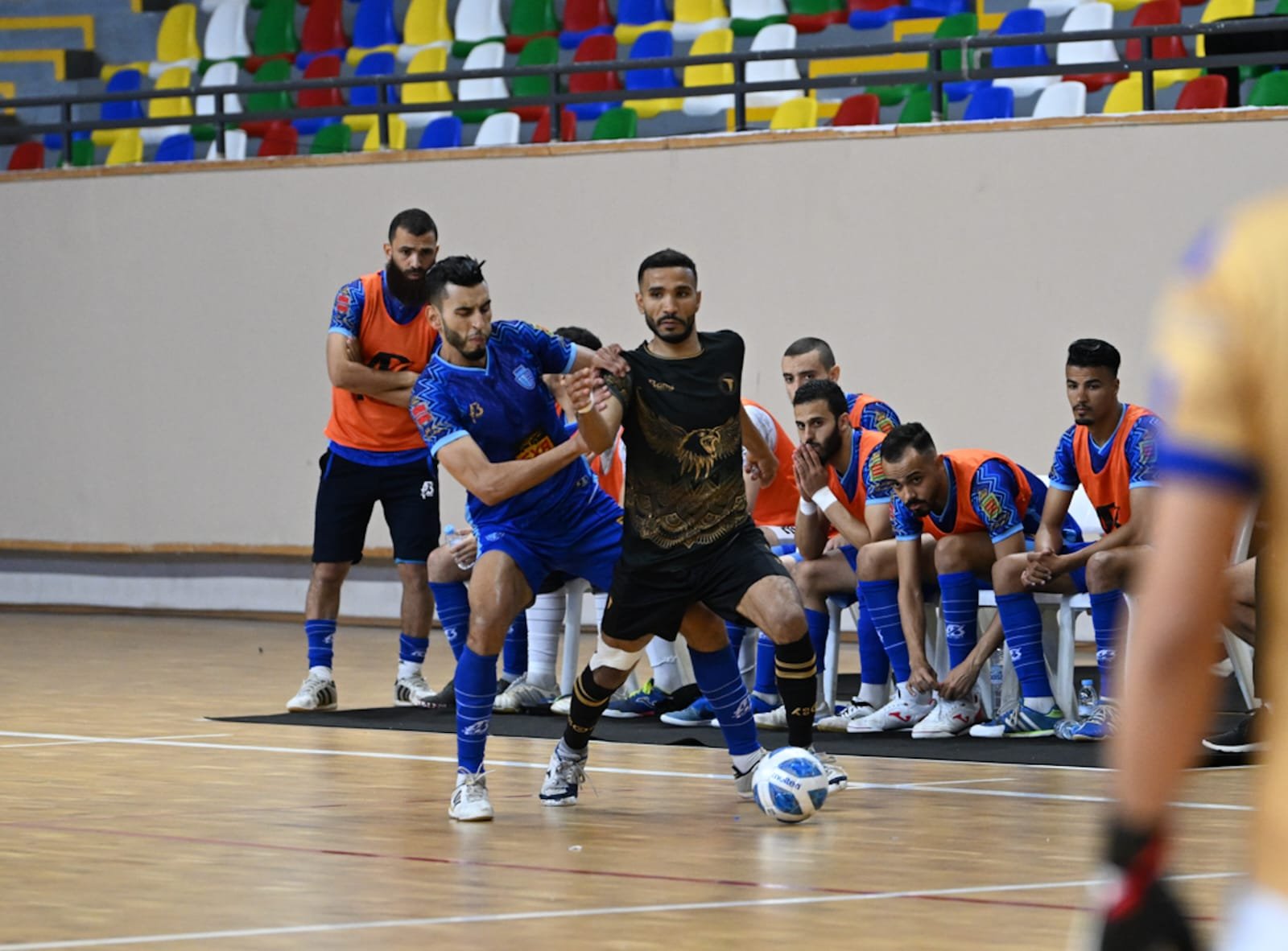 كرة القدم داخل القاعة… التنافس محتدم بالقسم الأول