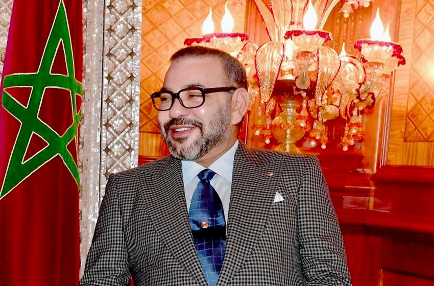 الملك محمد السادس يهنئ أعضاء المنتخب الوطني لكرة القدم داخل القاعة