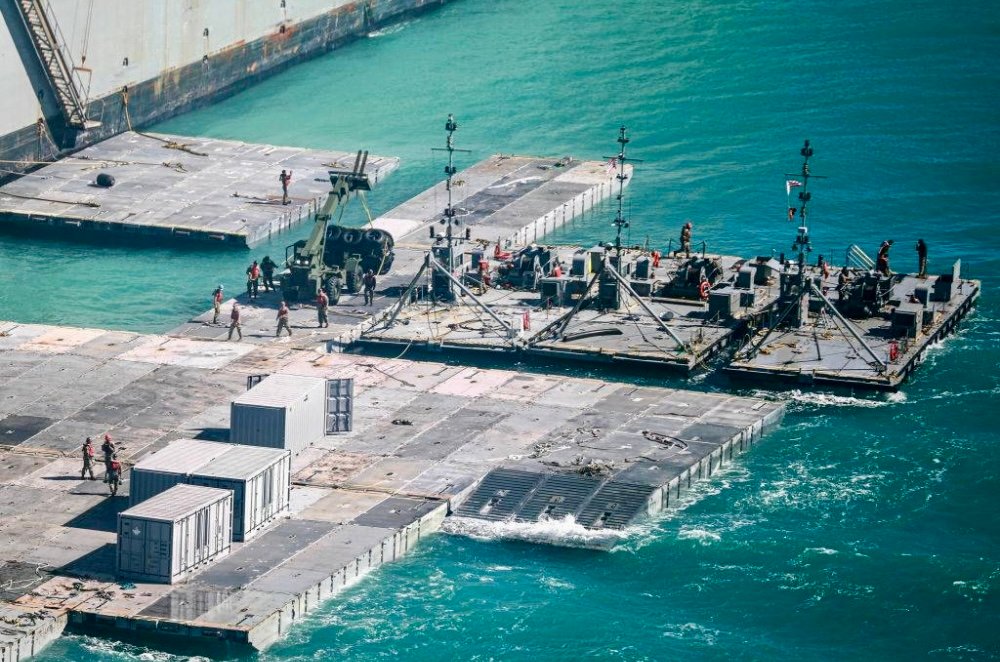 الجيش الأميركي يعلن جنوح أربع سفن تابعة له قرب رصيف غزة العائم