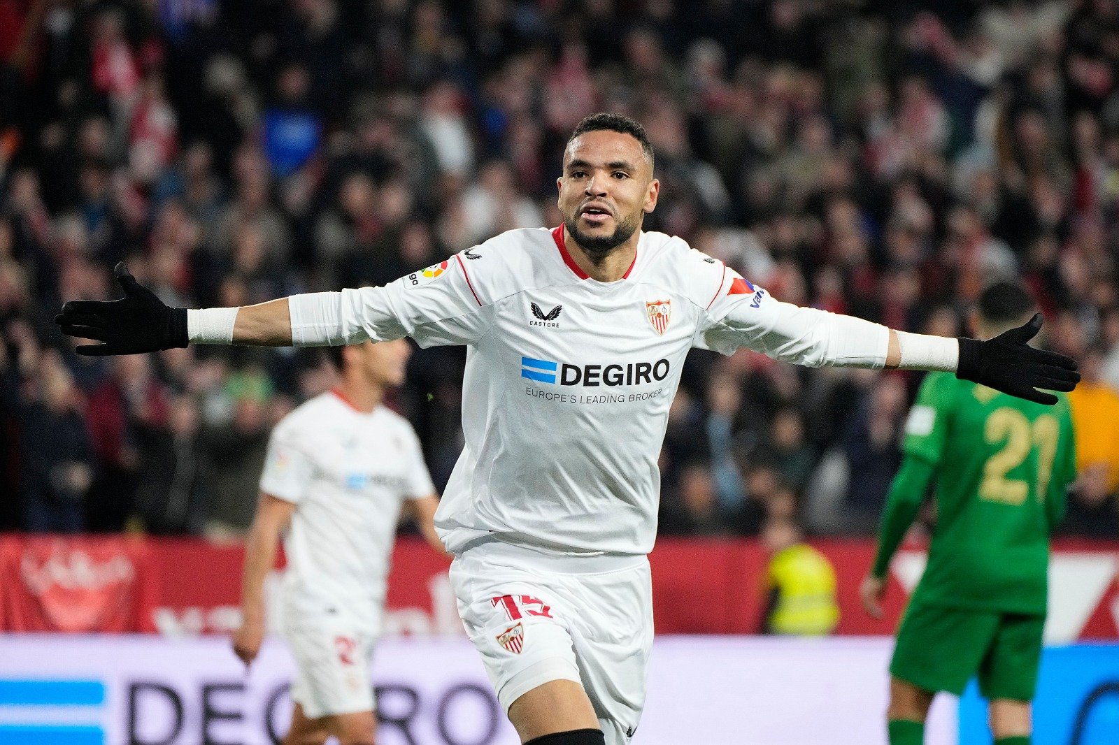 النصيري يدخل قائمة تاريخية في نادي إشبيلية