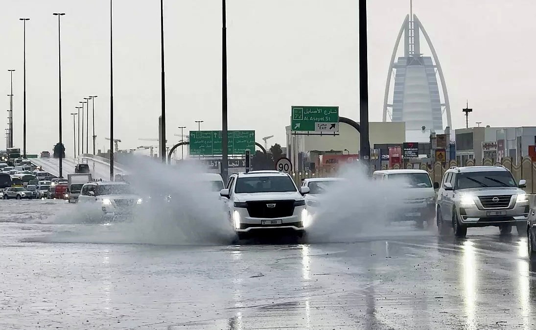 أمطار غزيرة بالإمارات تتسبب في إغلاق مدارس