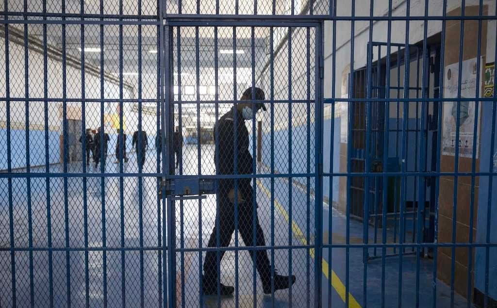 السجن يستقبل 5 مسؤولين أمنيين بتهم الارتشاء وإفشاء السر المهني والاختلاس