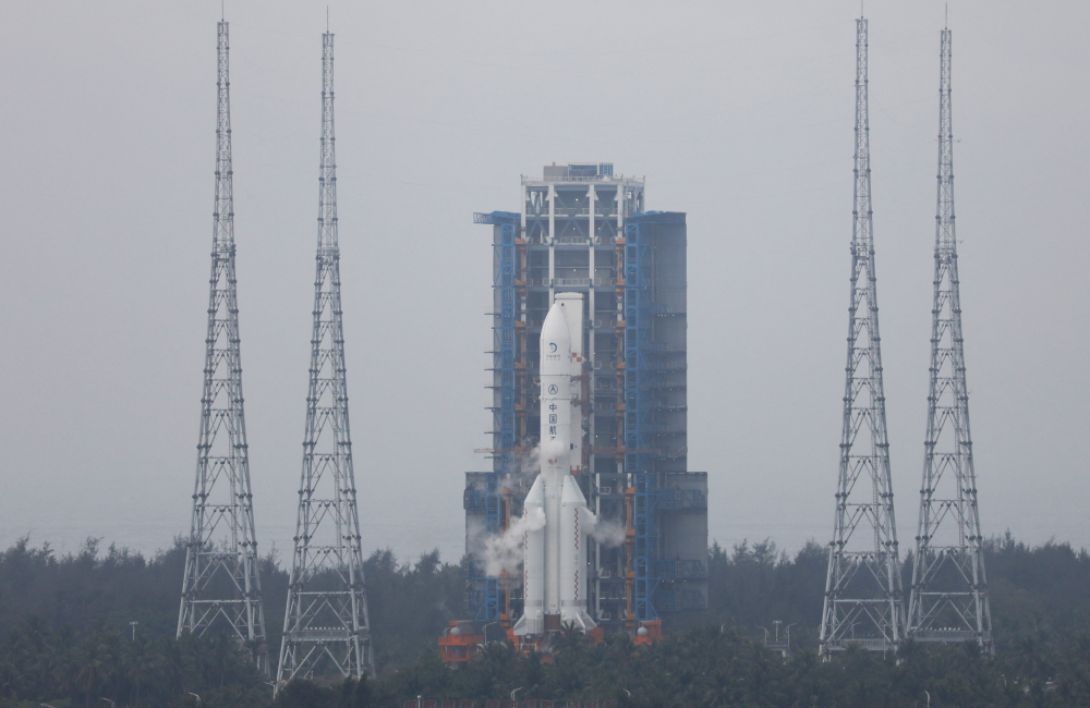 الصين تطلق مركبة فضائية لجمع عينات من الجانب البعيد من القمر