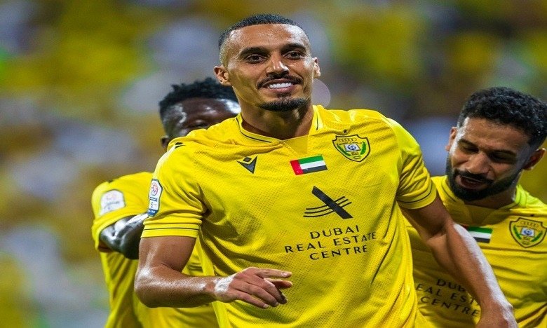لاعب سابق لإتحاد أزيلال يتوج بلقب الدوري الامارتي