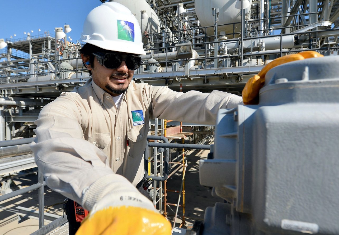 السعودية تخفض إنتاجها من النفط الخام