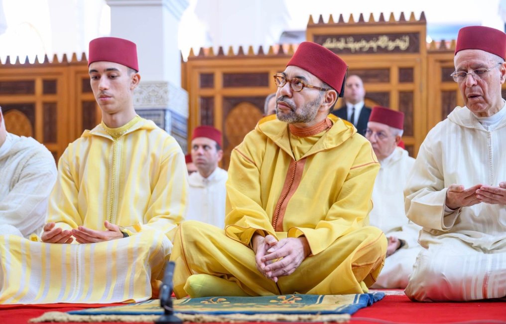بلاغ وزارة القصور: الملك يؤدي صلاة العيد بمدينة تطوان